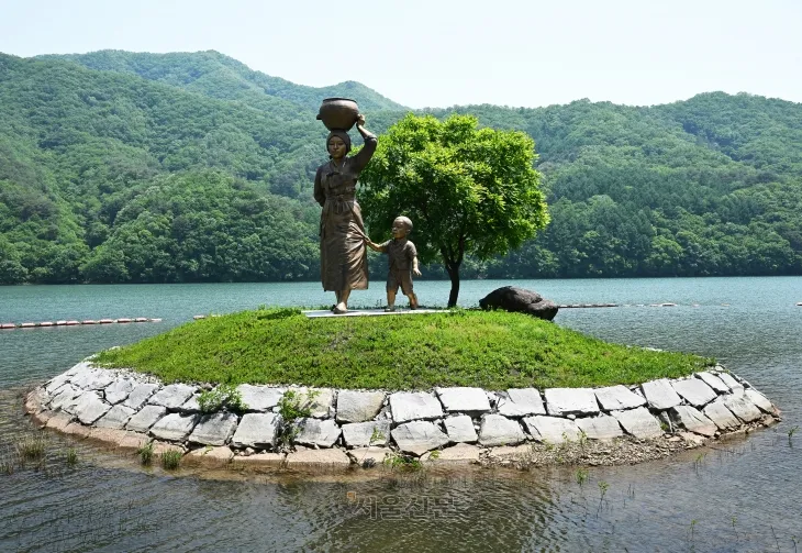 동구래 마을 초입의 ‘샘물’ 동상.