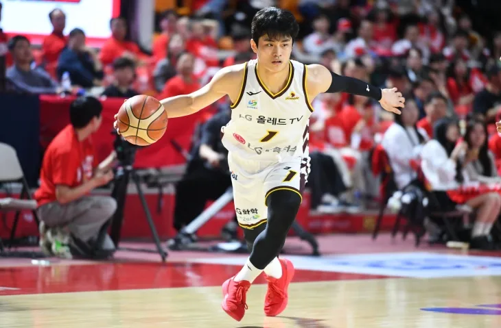 7일 챔프 2차전에서 드리블하는 모습.  KBL 제공