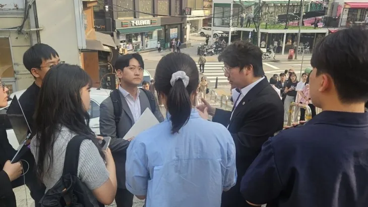 신촌동사전투표소 앞에서 기자들에게 상황을 설명하는 문성호 서울시의원