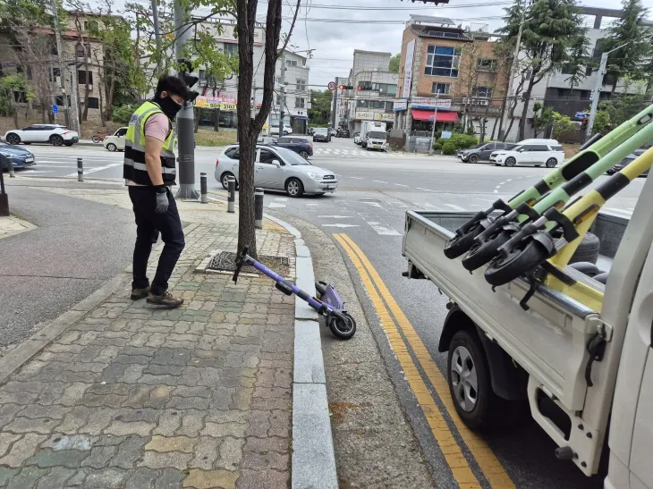 천안시 직원이 무단 방치된 개인형 이동장치를 견인하고 있다.  시 제공