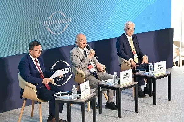 제20회 제주포럼에서 한일 국교정상화 60주년의 의미와 미래협력방향을 논의하는 패널들 (왼쪽부터 이원덕 국민대 교수, 사사에 겐이치로 일본국제문제연구소 소장, 신각수 전 외교부 차관)