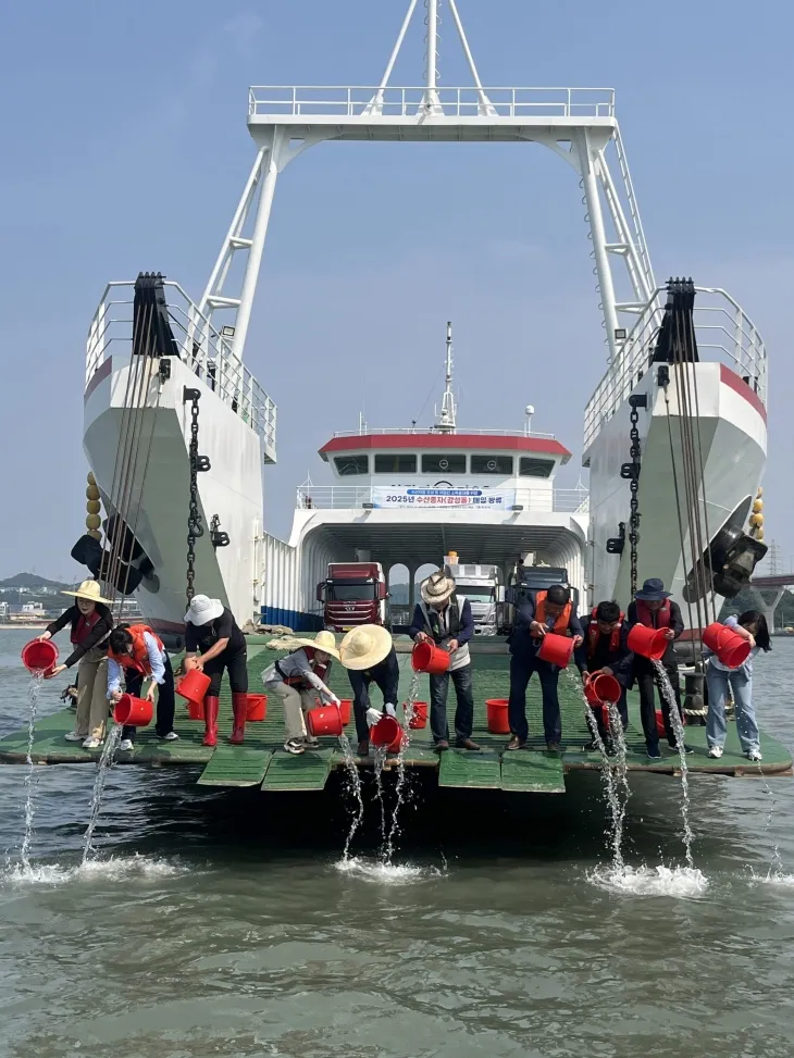 지난 28일 목포시가 압해대교 인근에 감성돔 치어 25만 4천 마리를 방류하고 있다. (목포시 제공)