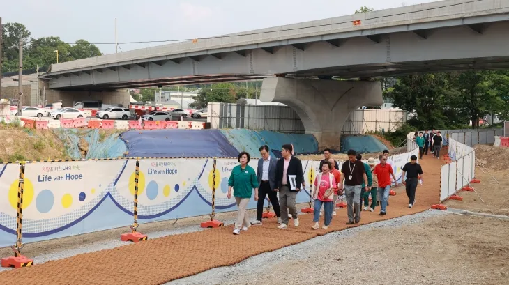 신계용 과천시장(맨 앞)이 과천지식정보타운 포레드림아파트에서 인덕원역을 잇는 임시 보행로 개설 현장을 찾았다. (과천시 제공)
