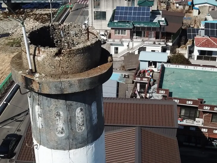 도시 미관을 헤치고 주민 안전을 위협하는 목욕탕 노후 굴뚝. 서울신문DB