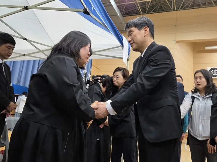 30일 오후 경북 포항시 남구 해군 항공사령부 체육관에 마련된 합동분향소를 찾은 이주호 대통령 권한대행 부총리 겸 교육부 장관. 김형엽 기자
