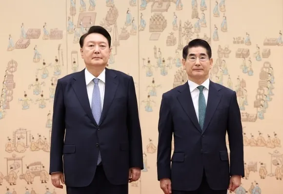 윤석열 대통령이 6일 서울 용산 대통령실 청사에서 김용현 신임 국방부 장관에게 임명장을 수여한 뒤 기념촬영을 하고 있다. 2024.9.6 연합뉴스