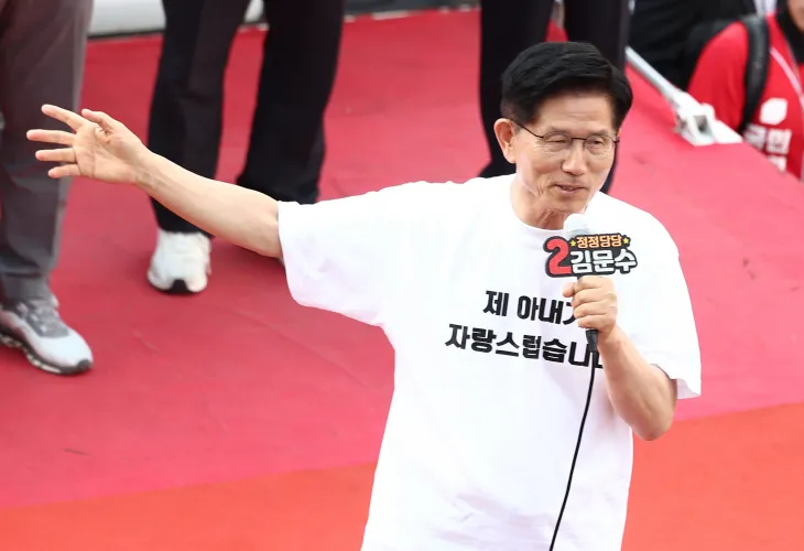 국민의힘 김문수 대선 후보가 30일 강원 원주시 문화의거리에서 유세를 하고 있다. 원주 연합뉴스