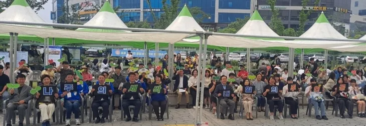 나주시가 31일 ‘청소년의 날’을 기념해 빛가람호수공원 야외무대에서 개최한 제1회 ‘싹싹나주 청소년문화축제’가 시민 1000여 명이 운집한 가운데 성황리에 열렸다.