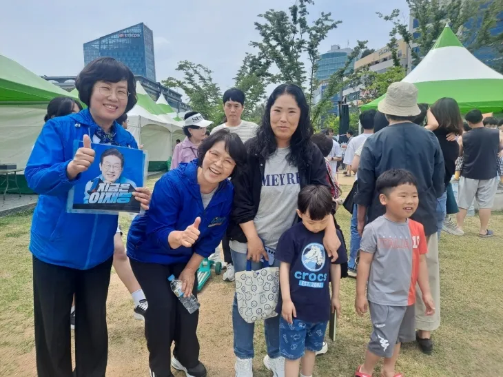 국회 행정안전위원장인 신정훈 국회의원은 제1회 나주 청소년문화축제에 직접 참석하지 못했으나, 배우자 주향득 여사를 통해 축하 메시지를 전했다.