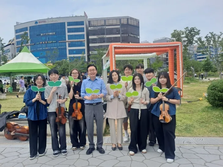 윤병태 나주시장이 나주 청소년문화축제에 참석한 학생들과 함께 무대 앞에서 기념촬영을 하고 있다.