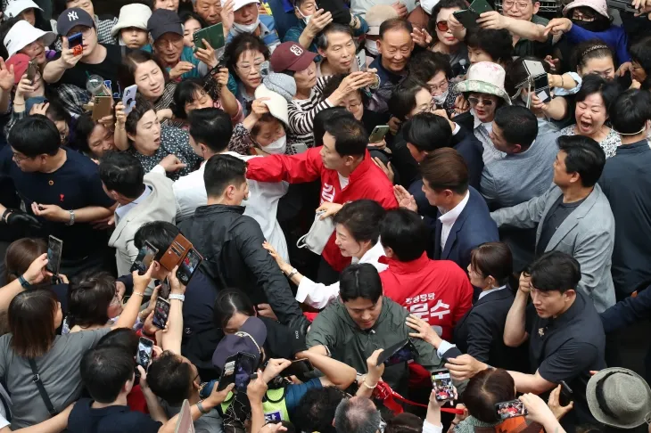 박근혜 전 대통령이 31일 오후 대구 중구 서문시장을 방문해 시민들에게 인사하고 있다. 2025.5.31. 연합뉴스