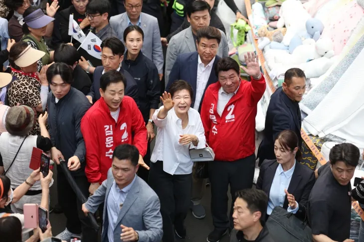 박근혜 전 대통령이 31일 오후 대구 중구 서문시장을 방문해 시민들에게 손을 흔들며 인사하고 있다. 2025.5.31. 연합뉴스