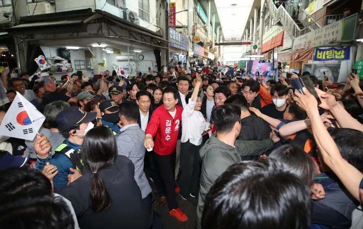 박근혜 전 대통령이 31일 오후 대구 중구 서문시장을 방문해 시민들에게 손을 흔들며 인사하고 있다. 2025.5.31. 연합뉴스