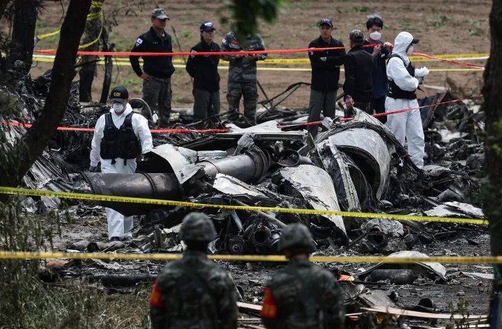 30일 경북 포항시 동해면 해군 초계기 추락 현장에서 해군 관계자들이 현장 감식을 하고 있다. 2025.5.30 연합뉴스