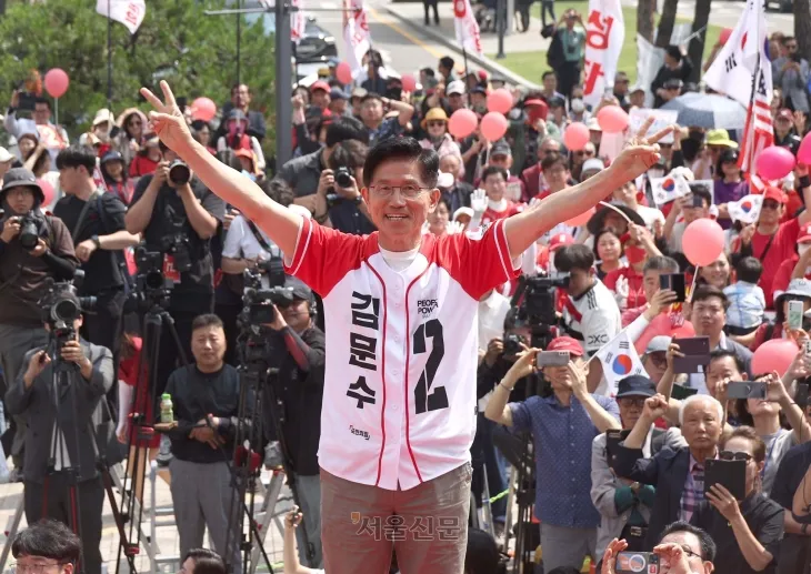 김문수 국민의힘 대선후보가 1일 경기도 수원 영통구 수원컨벤션센터 앞 광장에서 열린 선거유세에서 인사하고 있다. 2025.6.1 안주영 전문기자