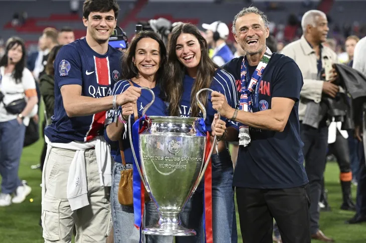 루이스 엔리케 파리 생제르맹 감독이 1일(한국시간) 독일 뮌헨의 알리안츠 아레나에서 열린 2024~25 유럽챔피언스리그(UCL) 인터밀란과의 결승에서 5-0으로 승리한 뒤 가족들과 함께 빅이어를 만지고 있다. 뮌헨 AP 연합뉴스