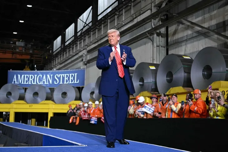 도널드 트럼프 미국 대통령이 30일(현지시간) 미국 펜실베이니아주 웨스트 미플린에 있는 US스틸 공장에서 연단으로 향하며 손뼉을 치고 있다. AFP 연합뉴스