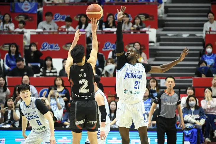 대구 한국가스공사 만콕 마티앙이 지난 4월 12일 수원 케이티아레나에서 열린 2024~25 프로농구 6강 플레이오프 1차전 수원 kt와의 원정 경기에서 허훈을 막고 있다. KBL 제공