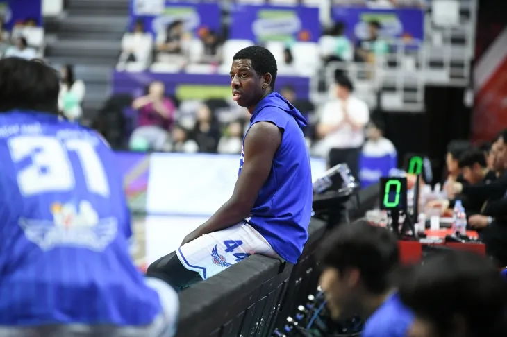 대구 한국가스공사 앤드류 니콜슨이 4월 20일 대구체육관에서 열린 2024~25 프로농구 6강 플레이오프 5차전 수원 kt와의 홈 경기에서 광고판에 앉아 있다. KBL 제공