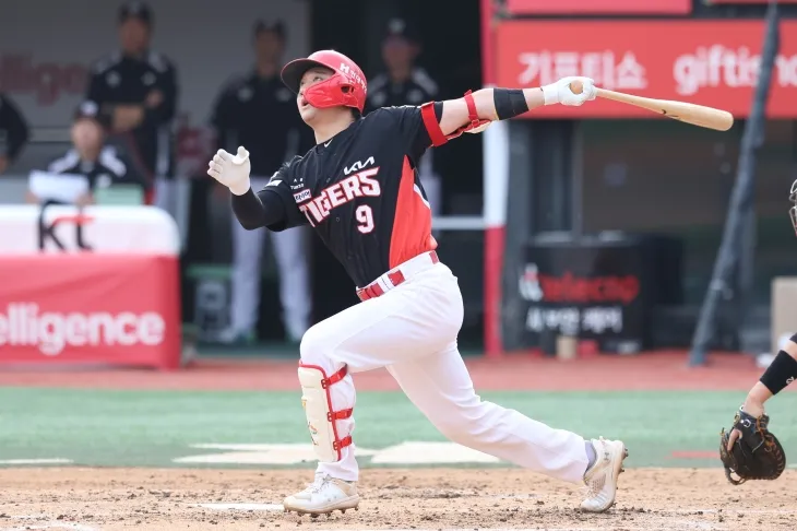 KIA 타이거즈 윤도현이 1일 수원 케이티위즈파크에서 열린 2025 KBO리그 정규시즌 수원 kt와의 원정 경기에서 타격하고 있다. KIA 타이거즈 제공