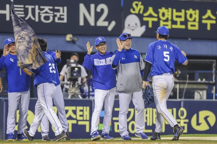 박진만 삼성 라이온즈 감독이 1일 서울 잠실야구장에서 열린 2025 KBO리그 정규시즌 LG 트윈스와의 원정 경기에서 6-4로 승리한 뒤 구자욱과 기뻐하고 있다. 연합뉴스