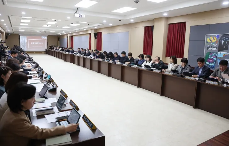 서울 강남구 정례확대간부회의가 종이 없는 스마트 방식으로 열리고 있다. 강남구 제공