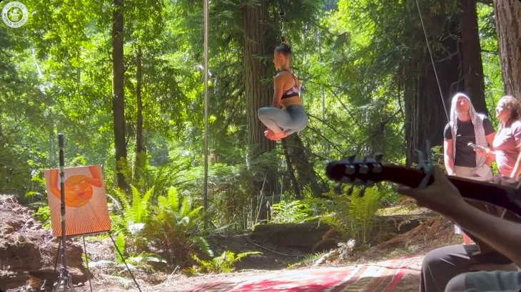 미국의 서커스 공연자 레일라 눈(사진)이 ‘머리카락으로 오래 매달리기’ 기네스 세계기록을 경신했다. 기네스월드레코드