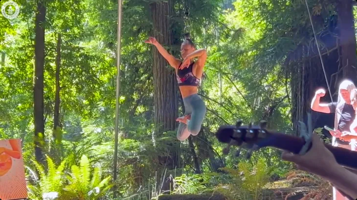 미국의 서커스 공연자 레일라 눈(사진)이 ‘머리카락으로 오래 매달리기’ 기네스 세계기록을 경신했다. 기네스월드레코드