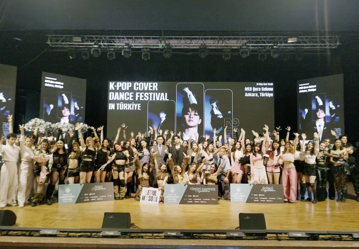 지난달 31일(현지시간)  튀르키예 수도 앙카라의 메브 슈라 공연장에서 열린 ‘2025 K팝 커버댄스 페스티벌 인 튀르키예’에서 참가자들이 모두 모여 기념 촬영을 하고 있다.