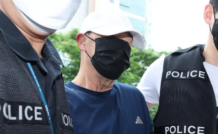 운행 중인 서울지하철 5호선 열차에서 불을 지른 60대 원모씨가 2일 서울 양천구 서울남부지법에서 열린 구속 전 피의자 심문(영장실질심사)에 출석하고 있다. 2025.6.2 뉴스1