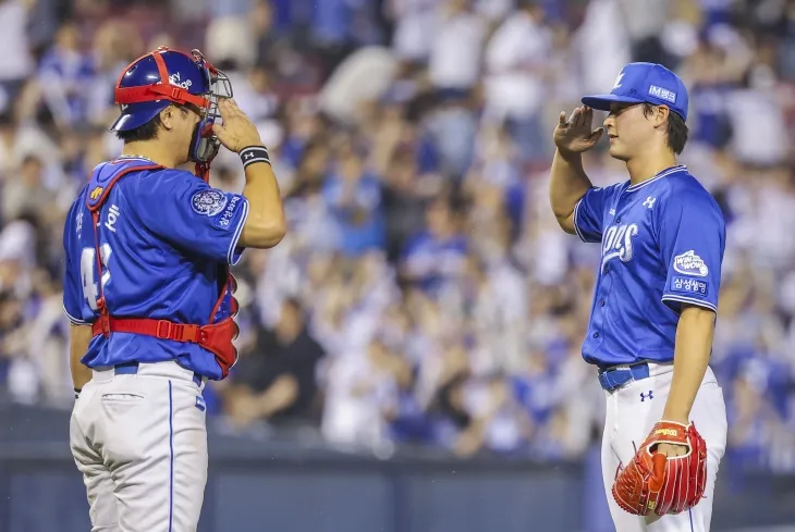 삼성 라이온즈 이호성이 1일 서울 잠실야구장에서 열린 2025 KBO리그 정규시즌 LG 트윈스와의 원정 경기에서  6-4로 승리한 뒤 포수 강민호와 경레 세레머니를 펼치고 있다. 연합뉴스