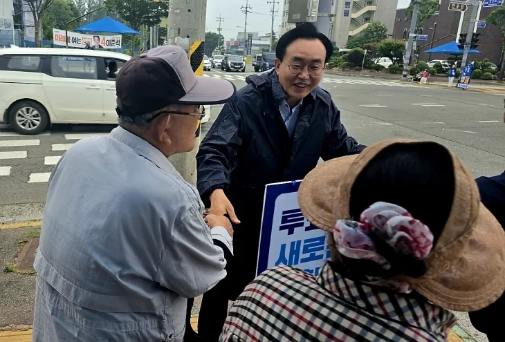 투표 전날인 2일 거리 유세를 하고 있는 윤병태 나주시장.