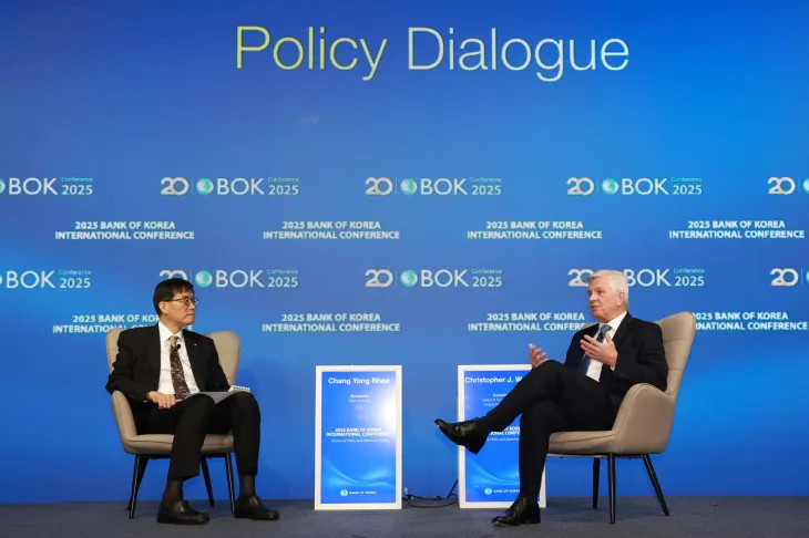 2일 오전 서울 중구 한국은행에서 열린 2025 BOK 국제컨퍼런스. 왼쪽부터 이창용 한국은행 총재, 크리스토퍼 월러(Christopher J. Waller) 미 연준 이사. 한국은행 제공