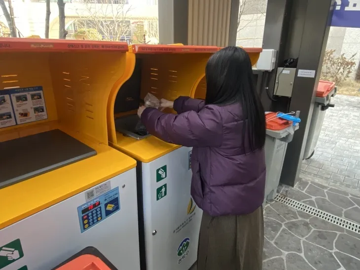 서울 관악구 한 공동주택에서 주민이 음식물 쓰레기 전자태그 종량기를 사용하고 있다. 관악구 제공