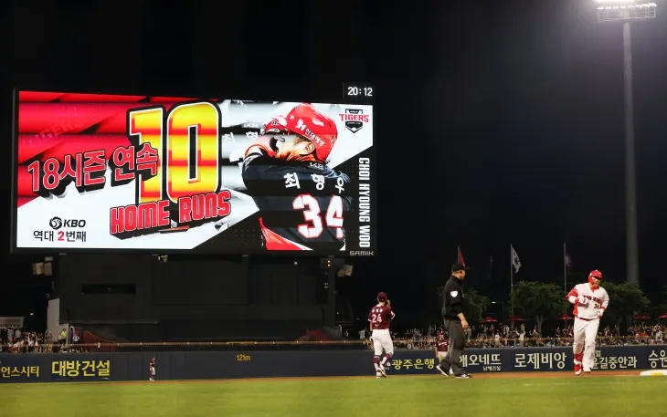최형우, 18시즌 연속 두 자릿수 홈런과 2,500안타 동시 달성