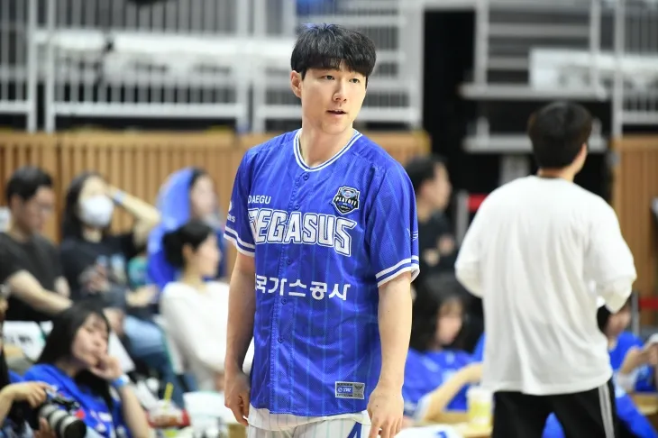 대구 한국가스공사 소속 김낙현이 4월 20일 수원 케이티아레나에서 열린 2024~25 프로농구 6강 플레이오프 5차전 수원 kt와의 원정 경기를 앞두고 몸을 풀고 있다. KBL 제공