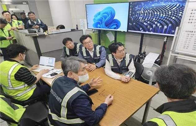 백호 서울교통공사 사장이 31일 서울 지하철 5호선 열차 방화 사건 현장사고수습본부에서 상황을 지휘하고 있다. 2025.5.31 서울교통공사 제공