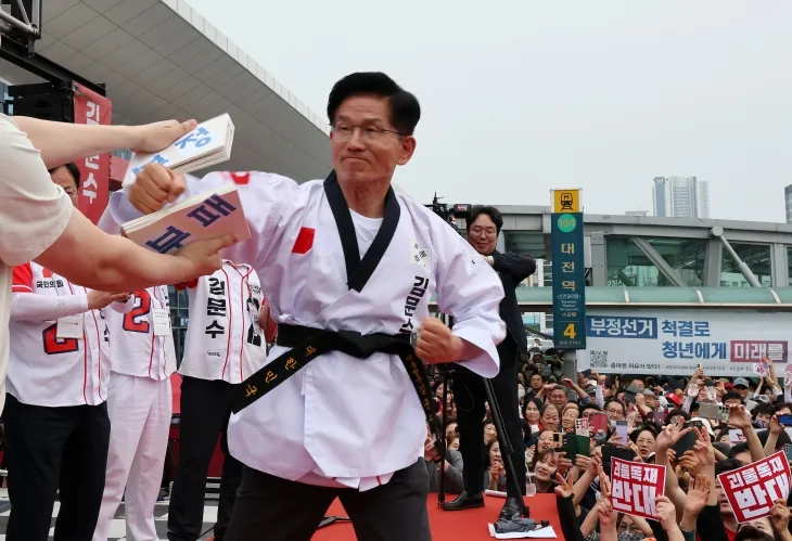 김문수 국민의힘 대선 후보가 2일 대전역 서광장에서 부정 부패가 적힌 송판을 격파하는 퍼포먼스를 선보이고 있다. 2025.6.2 공동취재