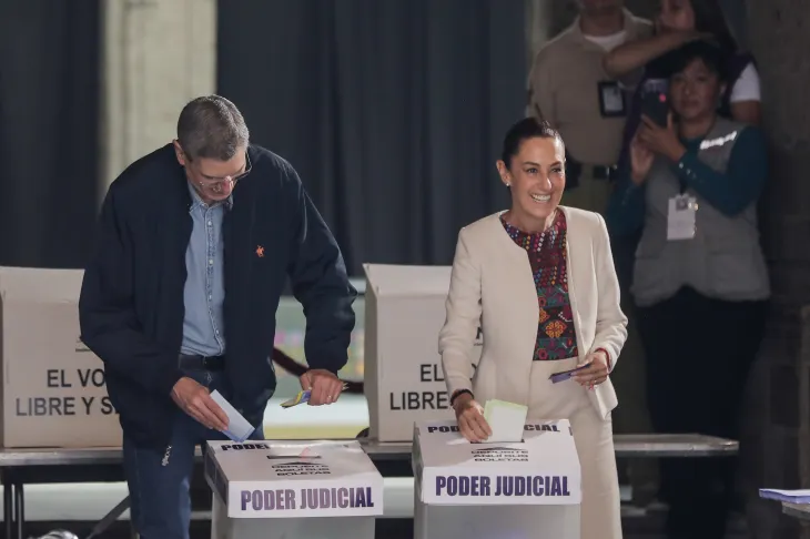 클라우디아 셰인바움 멕시코 대통령이 1일 판사 선출 선거에서 한 표를 행사하고 있다. 멕시코시티 신화 연합뉴스