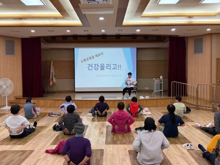 서울 노원구 중계평생건강관리센터 ‘건강올리고’ 프로그램에서 참가자들이 순환운동을 하고 있다. 노원구 제공