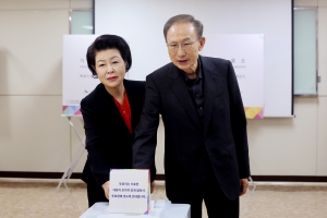 이명박, 김윤옥 여사와 투표…지지자들과 기념사진도