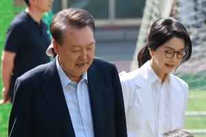 尹 전 대통령 부부 투표…‘샤넬백’ 질문에 김여사 묵묵부답