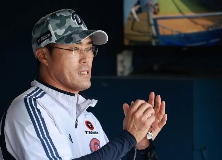 조성환 두산 베어스 감독대행이 3일 서울 잠실야구장에서 열린 2025 KBO리그 정규시즌 KIA 타이거즈와의 홈 경기에서 선수들을 지켜보고 있다. 뉴스1