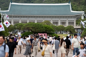“용와대 닫아라”…국민 절반, ‘다시 청와대’ 원해