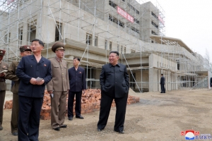 [포토] 北 김정은, 강동군 병원·종합봉사소 공사 현장 시찰