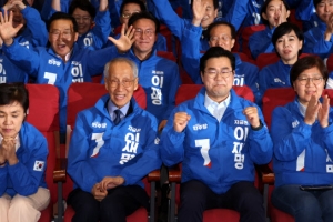 [포토] 출구조사 결과에 기뻐하는 민주당