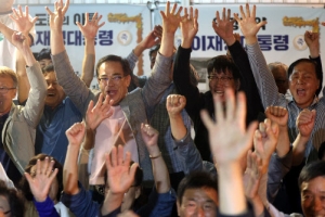 [포토] ‘도촌리에서 용났네’…환호하는 이재명 후보 고향 주민들