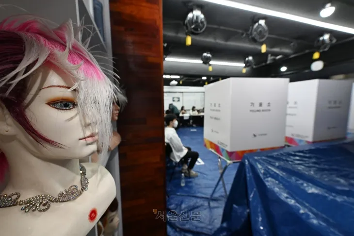 서울 동대문구 정화고등학교 별관 헤어미용실습실에 마련된 제기동 제1투표소에서 투표참관인 등 관계자들이 투표 상황을 관리하고 있다. 도준석 전문기자