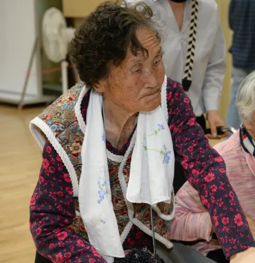 울산 울주군 온양읍 제1투표소에서 100세 유권자인 오무식씨가 투표에 앞서 본인 확인을 하고 있다. 울산 뉴시스