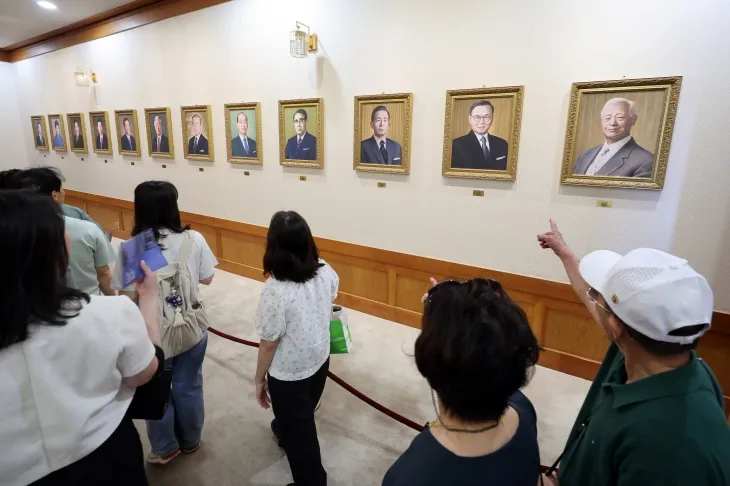 21대 대통령 선거일인 3일 서울 종로구 청와대에서 관람객들이 벽면에 전시된 역대 대통령 초상화를 살펴보고 있다. 뉴스1